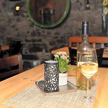 Wein- Und Gaestehaus M. Bai Otel