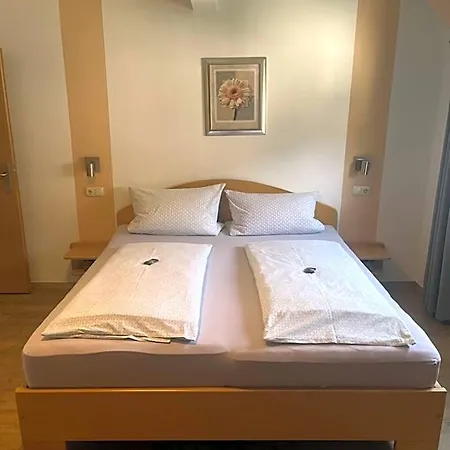 Wein- Und Gaestehaus M. Bai Otel 3*