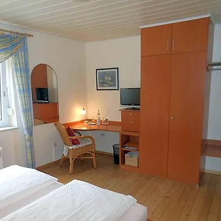Wein- Und Gaestehaus M. Bai Otel